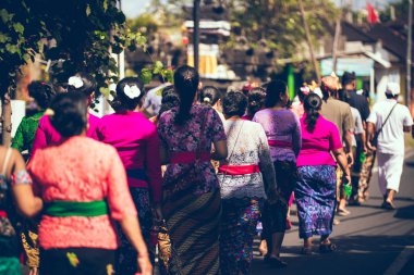Bali, Endonezya - 13 Nisan 2018: Bali dili düğün töreni insanlar. Geleneksel düğün.