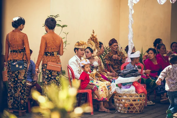 BALI, INDONÉSIA - 13 de abril de 2018: Pessoas em cerimônia de casamento balinesa. Casamento tradicional . — Fotografia de Stock