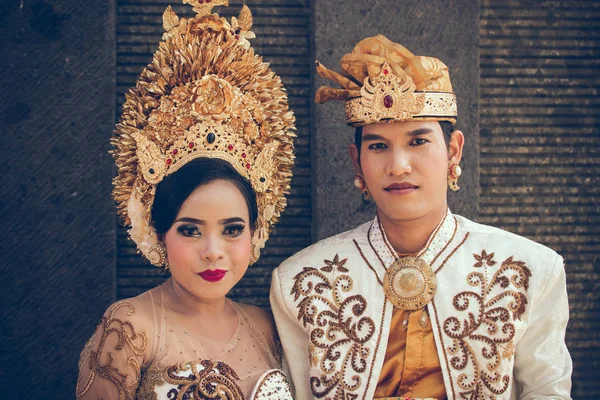 BALI, INDONESIA - 13 APRILE 2018: Persone alla cerimonia nuziale balinese. Matrimonio tradizionale . — Foto Stock