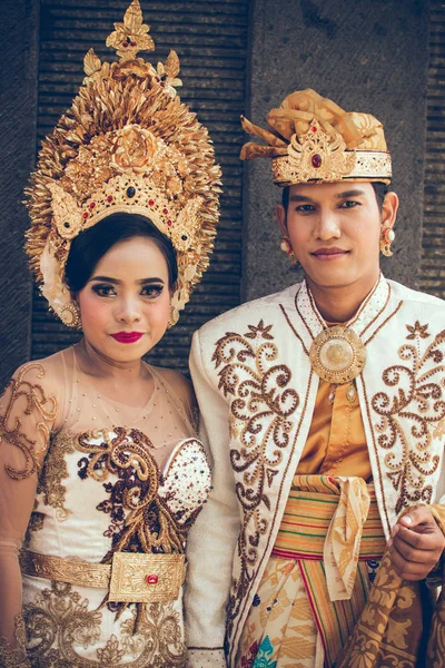 Bali, Indonesien - 13 April 2018: Människor på balinesiska bröllopsceremonin. Traditionella bröllop. — Stockfoto