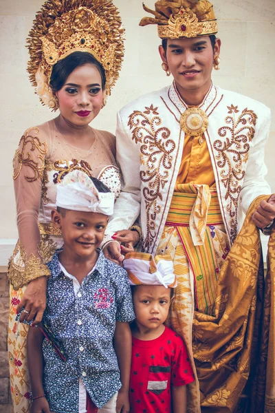 BALI, INDONESIA - 13 DE ABRIL DE 2018: Gente en ceremonia de boda balinesa. Boda tradicional . — Foto de Stock