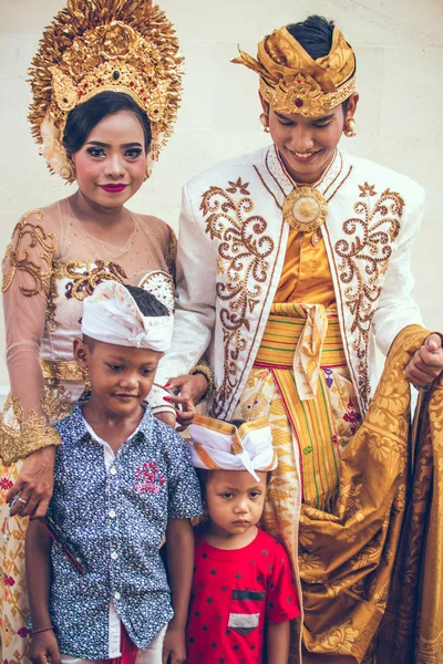 Μπαλί, Ινδονησία - 13 Απριλίου 2018: Οι άνθρωποι στο Μπαλί γαμήλια τελετή. Παραδοσιακός γάμος. — Φωτογραφία Αρχείου