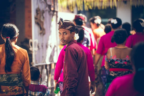 Bali, Indonesien - 13 April 2018: Människor på balinesiska bröllopsceremonin. Traditionella bröllop. — Stockfoto