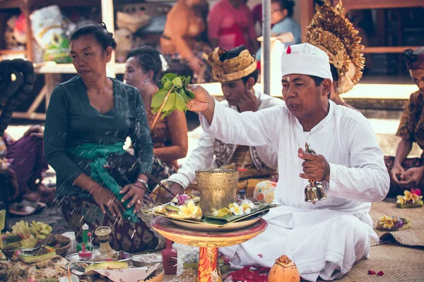 Bali, indonesien - 13. april 2018: menschen auf balinesischer hochzeitszeremonie. Traditionelle Hochzeit. — Stockfoto