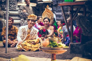 Bali, Endonezya - 13 Nisan 2018: Bali dili düğün töreni insanlar. Geleneksel düğün.