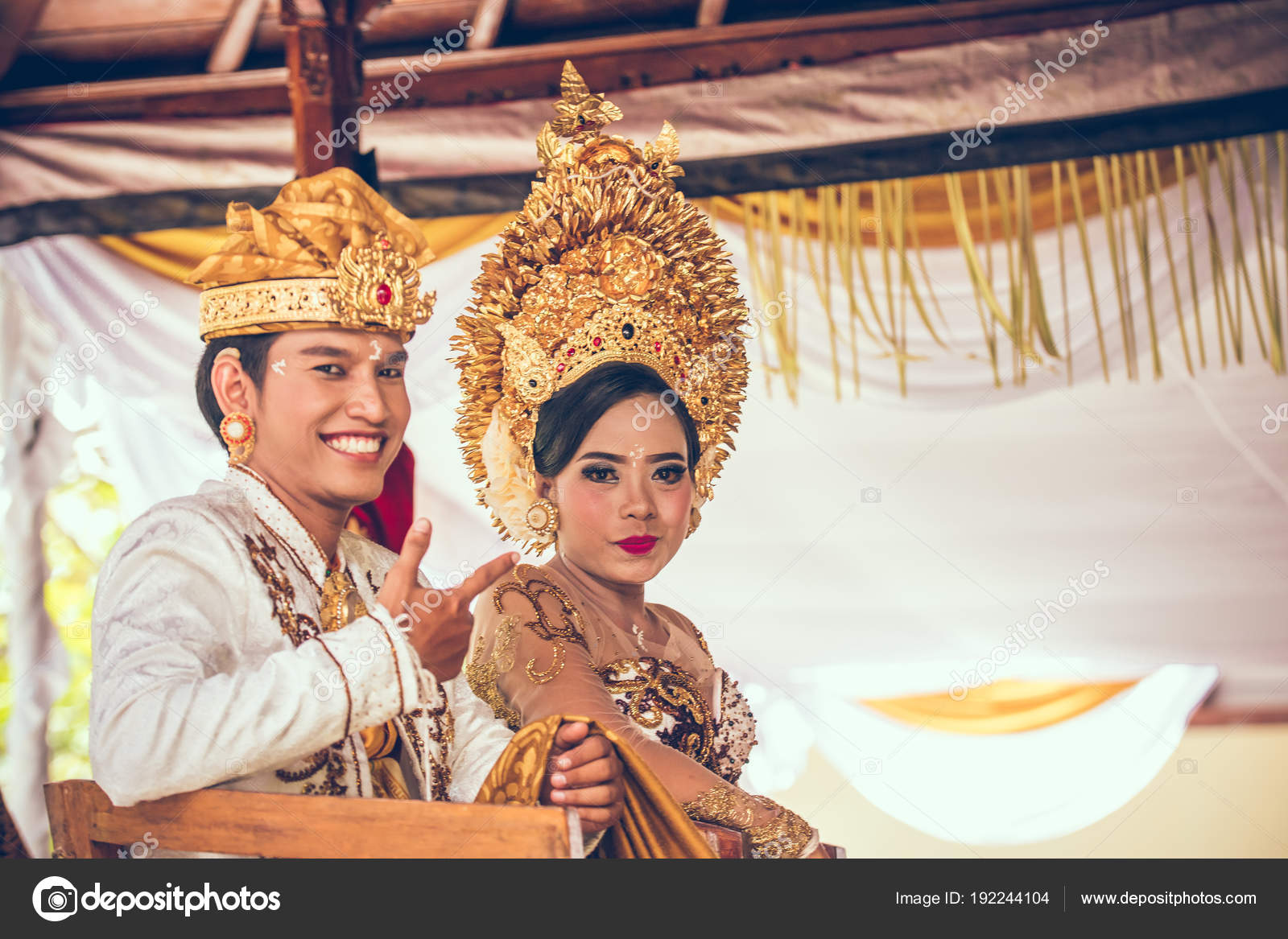 Cerimônia De Casamento Balinesa Traditioanl, Mãos De Noivo Com Faca Com  Decoração Beatiful Foto Royalty Free, Gravuras, Imagens e Banco de  fotografias. Image 114850634