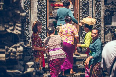 Bali, Endonezya - 13 Nisan 2018: Bali dili düğün töreni insanlar. Geleneksel düğün.