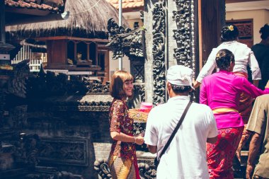 Bali, Endonezya - 13 Nisan 2018: Bali dili düğün töreni insanlar. Geleneksel düğün.