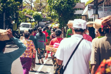 Bali, Endonezya - 13 Nisan 2018: Bali dili düğün töreni insanlar. Geleneksel düğün.