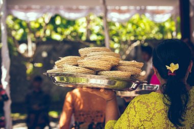 Bali, Endonezya - 13 Nisan 2018: Bali dili düğün töreni insanlar. Geleneksel düğün.