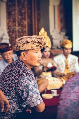 Bali, Endonezya - 13 Nisan 2018: Bali dili düğün töreni insanlar. Geleneksel düğün.