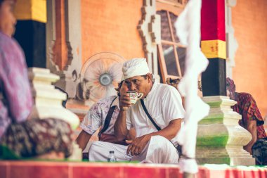 Bali, Endonezya - 13 Nisan 2018: Bali dili düğün töreni insanlar. Geleneksel düğün.