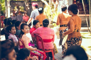 Bali, Endonezya - 13 Nisan 2018: Bali dili düğün töreni insanlar. Geleneksel düğün.