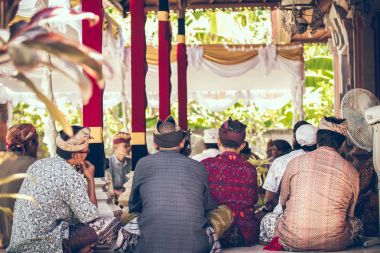 Bali, Endonezya - 13 Nisan 2018: Bali dili düğün töreni insanlar. Geleneksel düğün.