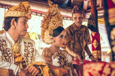 Bali, Endonezya - 13 Nisan 2018: Bali dili düğün töreni yeni evliler. Geleneksel düğün.