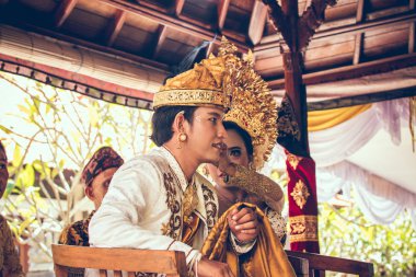 Bali, Endonezya - 13 Nisan 2018: Bali dili düğün töreni yeni evliler. Geleneksel düğün.