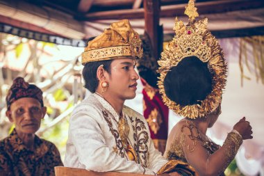 Bali, Endonezya - 13 Nisan 2018: Bali dili düğün töreni yeni evliler. Geleneksel düğün.