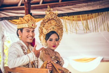 Bali, Endonezya - 13 Nisan 2018: Bali dili düğün töreni yeni evliler. Geleneksel düğün.