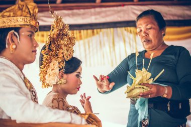 Bali, Endonezya - 13 Nisan 2018: Bali dili düğün töreni yeni evliler. Geleneksel düğün.