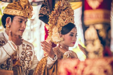 Bali, Endonezya - 13 Nisan 2018: Bali dili düğün töreni yeni evliler. Geleneksel düğün.