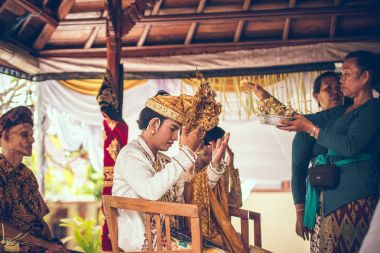 Bali, Endonezya - 13 Nisan 2018: Bali dili düğün töreni yeni evliler. Geleneksel düğün.