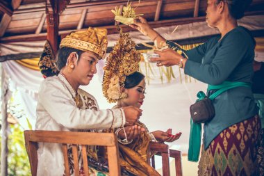 Bali, Endonezya - 13 Nisan 2018: Bali dili düğün töreni yeni evliler. Geleneksel düğün.