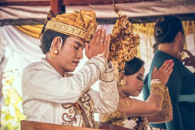 Bali, Endonezya - 13 Nisan 2018: Bali dili düğün töreni yeni evliler. Geleneksel düğün.