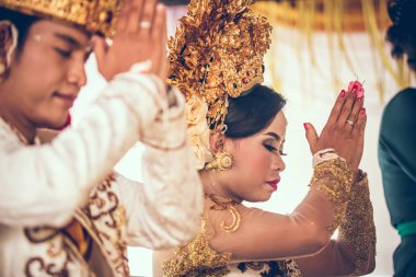 Bali, Endonezya - 13 Nisan 2018: Bali dili düğün töreni yeni evliler. Geleneksel düğün.