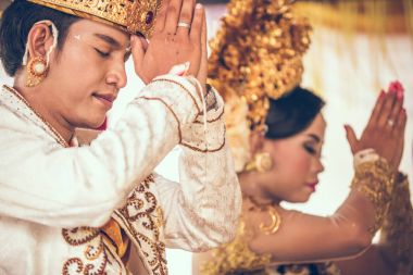 Bali, Endonezya - 13 Nisan 2018: Bali dili düğün töreni yeni evliler. Geleneksel düğün.