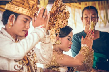 Bali, Endonezya - 13 Nisan 2018: Bali dili düğün töreni yeni evliler. Geleneksel düğün.
