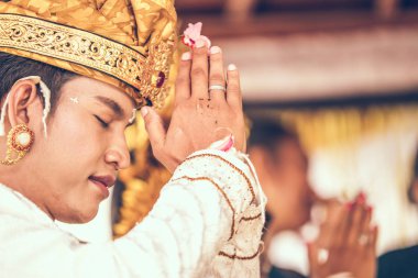 Bali, Endonezya - 13 Nisan 2018: Bali dili düğün töreni yeni evliler. Geleneksel düğün.