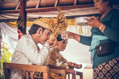 Bali, Endonezya - 13 Nisan 2018: Bali dili düğün töreni yeni evliler. Geleneksel düğün.