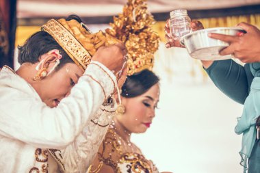 Bali, Endonezya - 13 Nisan 2018: Bali dili düğün töreni yeni evliler. Geleneksel düğün.