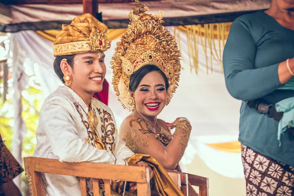 Bali, Indonesië - 13 April 2018: Jonggehuwden op balinese huwelijksceremonie. Traditionele bruiloft. — Stockfoto