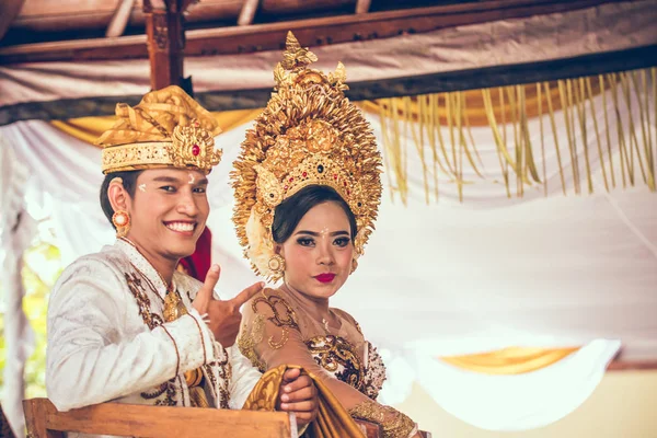 BALI, INDONESIA - 13 APRILE 2018: Sposi novelli alla cerimonia nuziale balinese. Matrimonio tradizionale . — Foto Stock