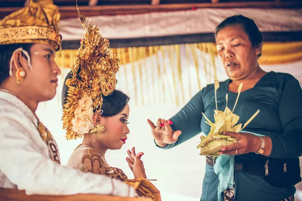 BALI, INDONESIA - 13 DE ABRIL DE 2018: Recién casados en ceremonia de boda balinesa. Boda tradicional . —  Fotos de Stock