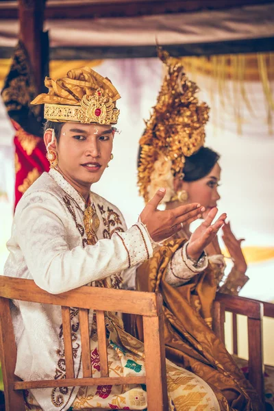 Bali, Indonesië - 13 April 2018: Jonggehuwden op balinese huwelijksceremonie. Traditionele bruiloft. — Stockfoto