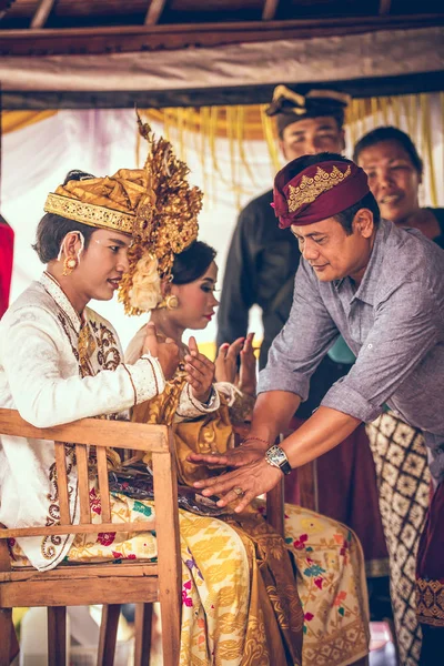 Μπαλί, Ινδονησία - 13 Απριλίου 2018: Newlyweds στο Μπαλί γαμήλια τελετή. Παραδοσιακός γάμος. — Φωτογραφία Αρχείου