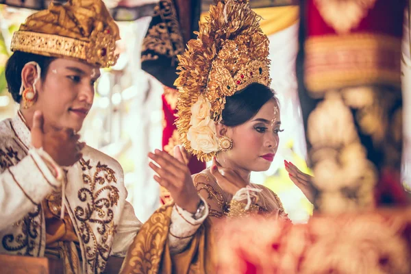Bali, Indonésie - 13. dubna 2018: Novomanželé na balijské svatební obřad. Tradiční svatba. — Stock fotografie