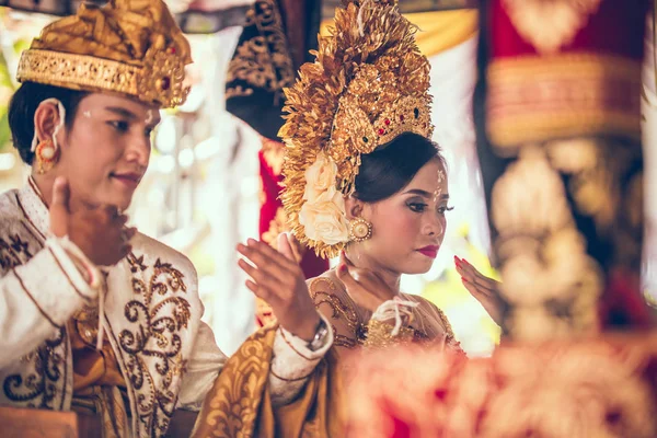 Bali, Endonezya - 13 Nisan 2018: Bali dili düğün töreni yeni evliler. Geleneksel düğün.
