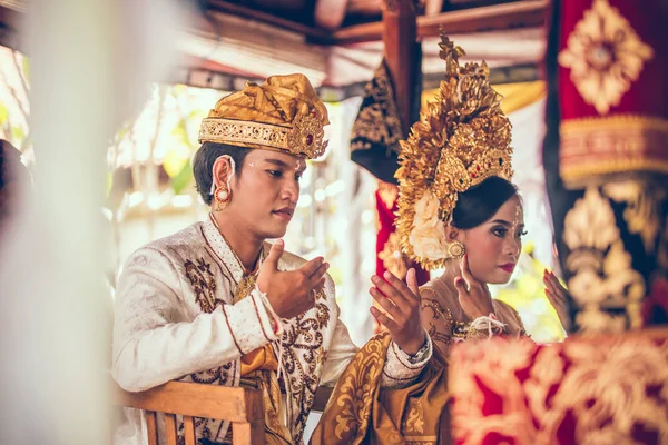 Bali, Indonesië - 13 April 2018: Jonggehuwden op balinese huwelijksceremonie. Traditionele bruiloft. — Stockfoto