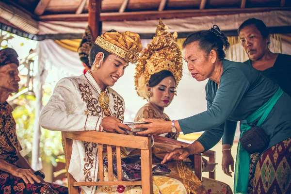 Bali, Indonesië - 13 April 2018: Jonggehuwden op balinese huwelijksceremonie. Traditionele bruiloft. — Stockfoto