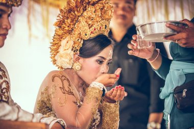 Bali, Endonezya - 13 Nisan 2018: Bali dili düğün töreni yeni evliler. Geleneksel düğün.