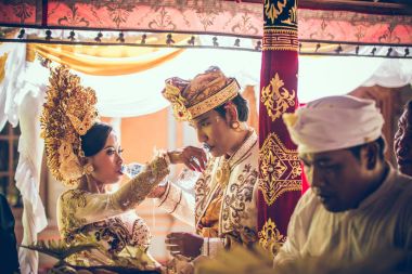 Bali, Endonezya - 13 Nisan 2018: Bali dili düğün töreni yeni evliler. Geleneksel düğün.