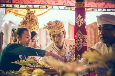 Bali, Endonezya - 13 Nisan 2018: Bali dili düğün töreni yeni evliler. Geleneksel düğün.