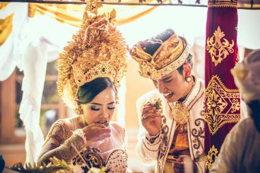Bali, Endonezya - 13 Nisan 2018: Bali dili düğün töreni yeni evliler. Geleneksel düğün.