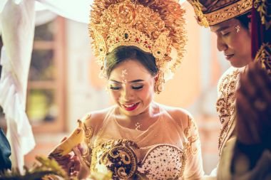 Bali, Endonezya - 13 Nisan 2018: Bali dili düğün töreni yeni evliler. Geleneksel düğün.