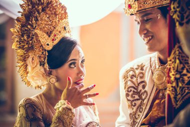 Bali, Endonezya - 13 Nisan 2018: Bali dili düğün töreni yeni evliler. Geleneksel düğün.