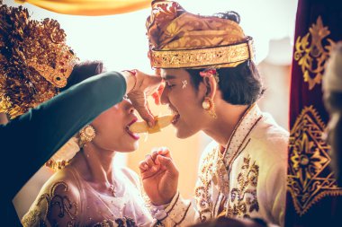 Bali, Endonezya - 13 Nisan 2018: Bali dili düğün töreni yeni evliler. Geleneksel düğün.