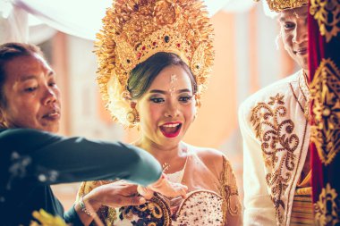 Bali, Endonezya - 13 Nisan 2018: Bali dili düğün töreni yeni evliler. Geleneksel düğün.